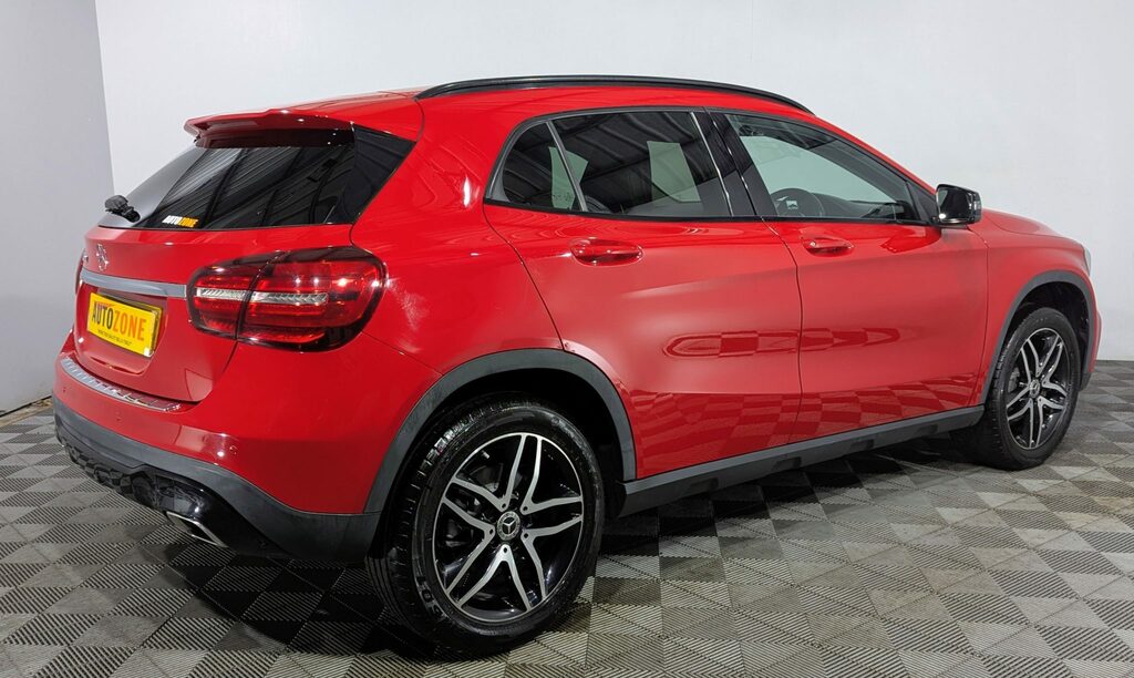 Mercedes-Benz GLA Class Gla 180 Urban Edition Red #4
