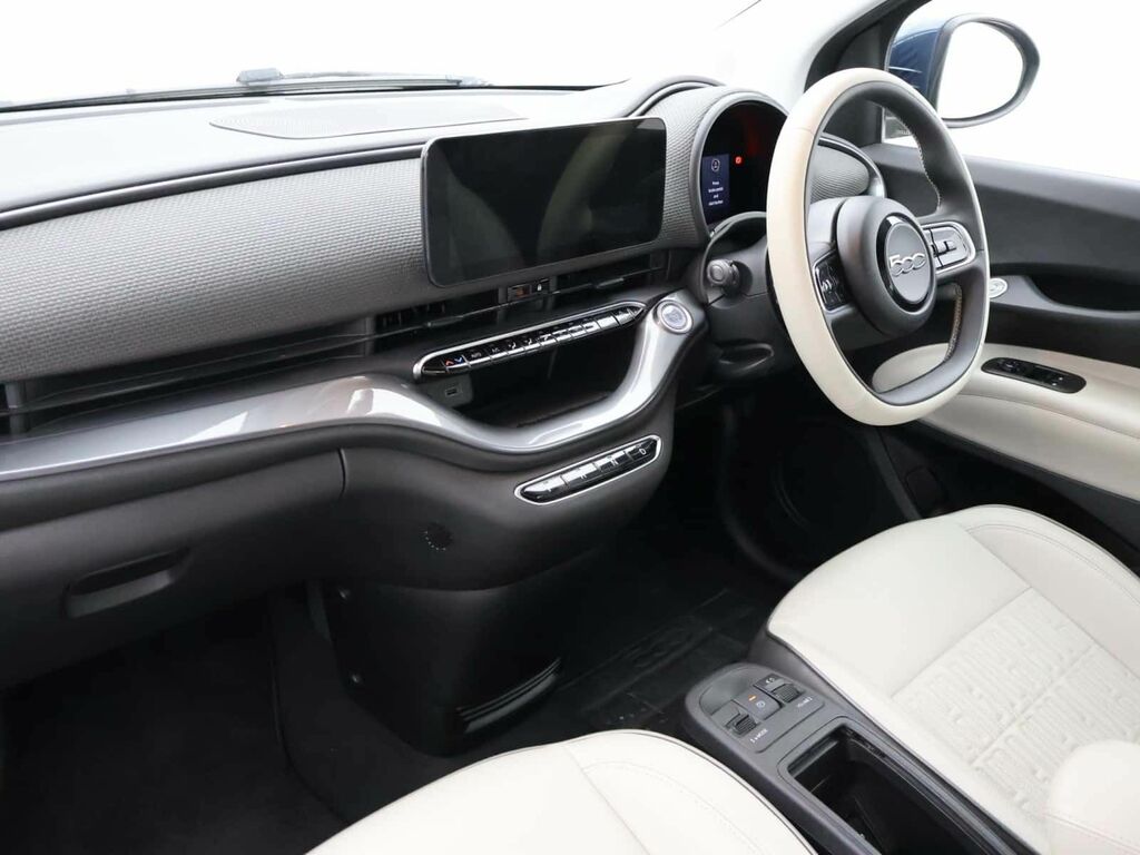 Fiat 500E C Passion Black #9