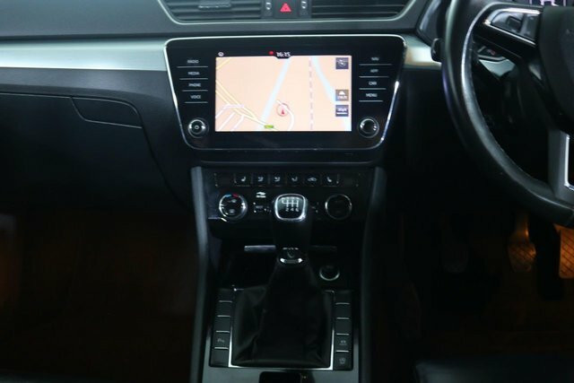 Skoda Superb 2.0 Tdi Se Technology Estate Eur Black #4