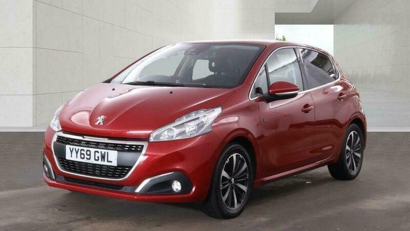 Peugeot 208 1.2 Puretech Tech Edition Red #2