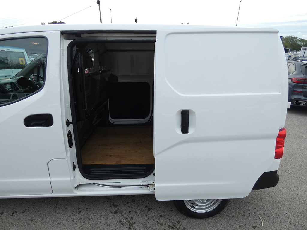 Nissan NV200 Panel Van White #25