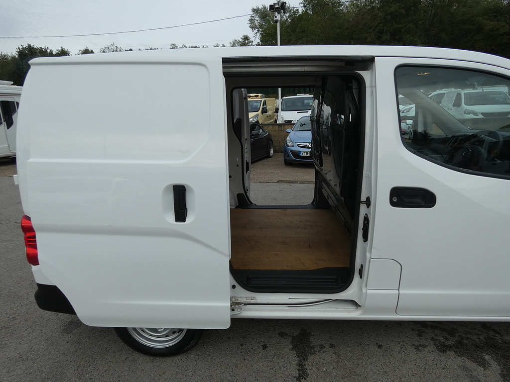 Nissan NV200 Panel Van White #7