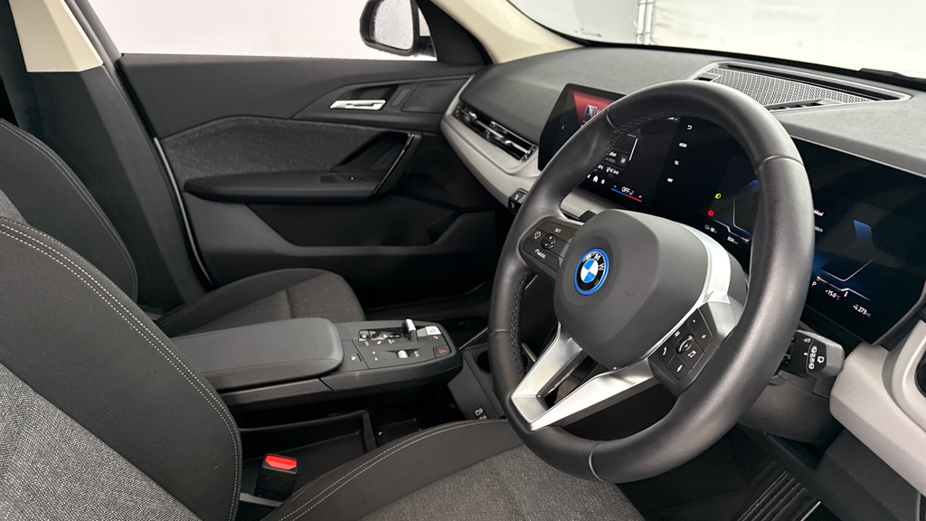 BMW iX1 20 66.5Kwh Sport Suv Edrive 11K White #6