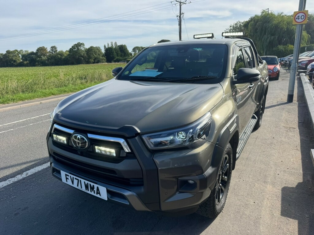 Toyota HILUX Pickup 2.8 D-4d Invincible X 2022 Brown #2