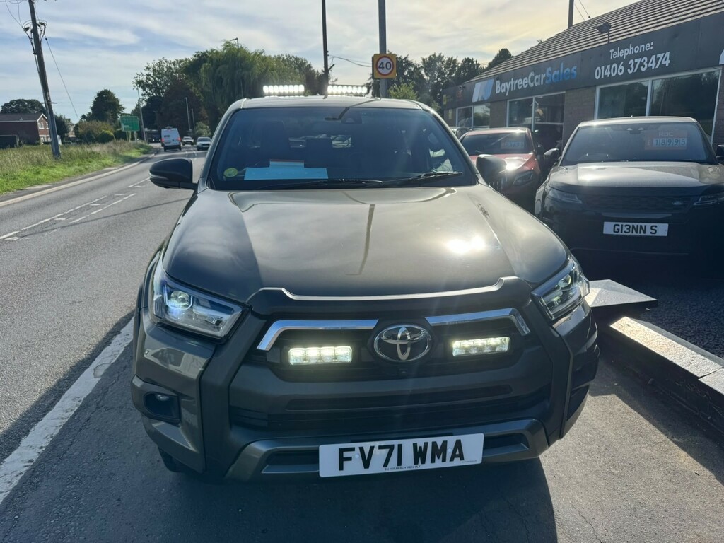 Toyota HILUX Pickup 2.8 D-4d Invincible X 2022 Brown #4