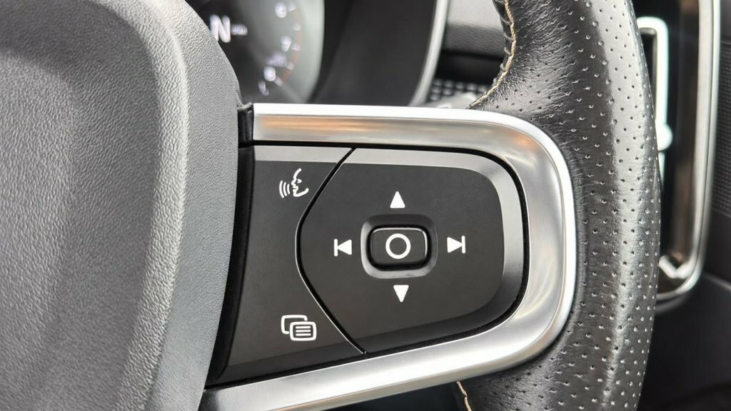 Volvo XC40 2.0 B4p R Design Pro Black #21