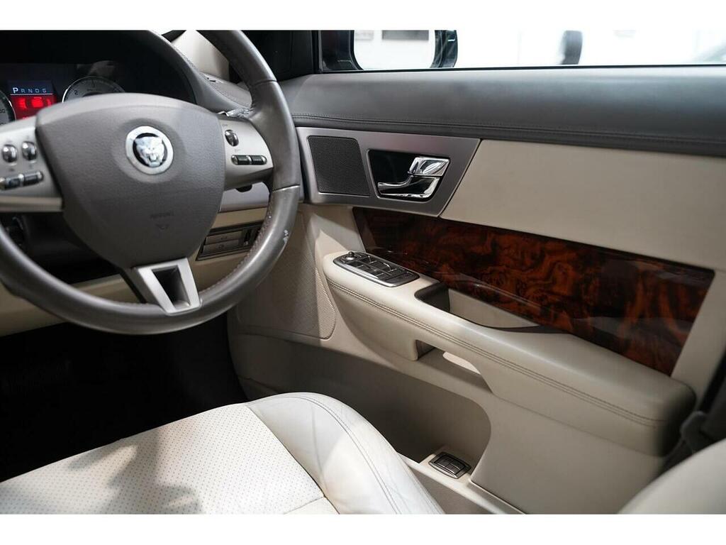 Jaguar XF V6 Luxury Black #17