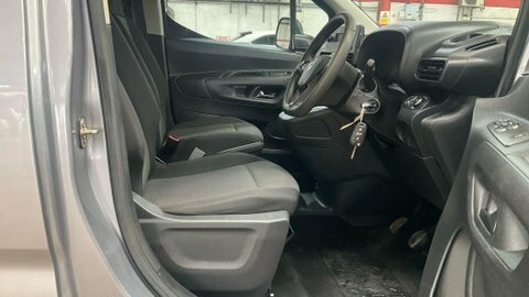 Vauxhall Combo 1.6L Sportive White #9