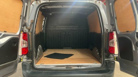 Vauxhall Combo 1.6L Sportive White #10