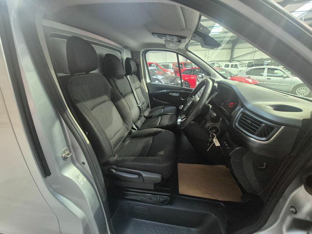 Nissan Primastar Acenta Black #14