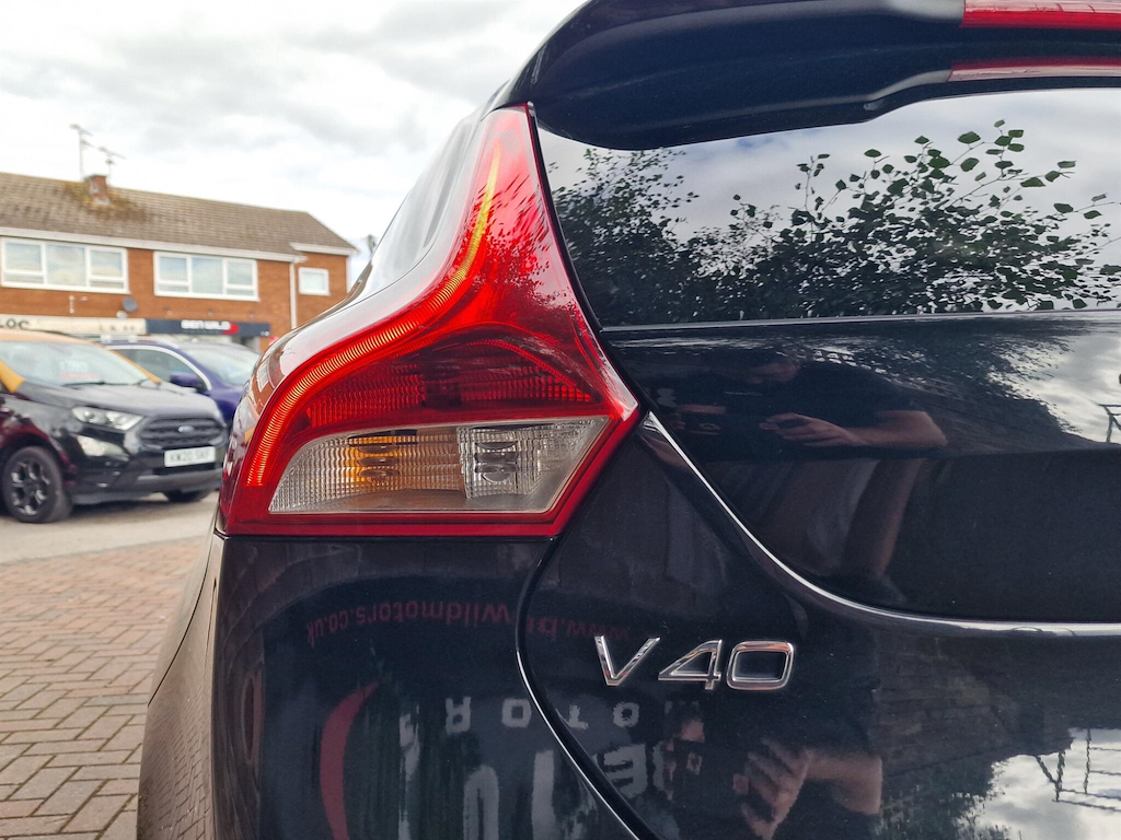 Volvo V40 T2 R-design Edition Hatchback White #11