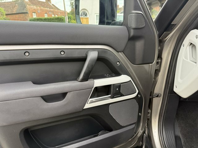 Land Rover Defender 110 X-dynamic S Brown #31