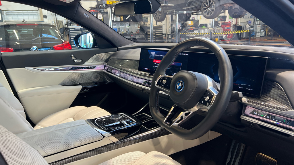 BMW i7 Excellence Black #6