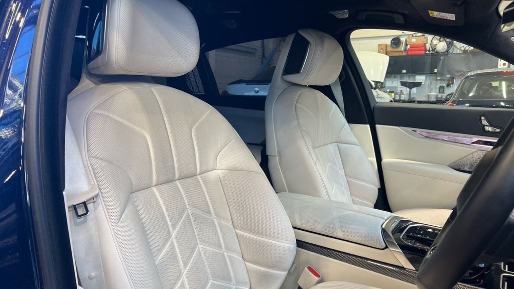 BMW i7 Excellence Black #24