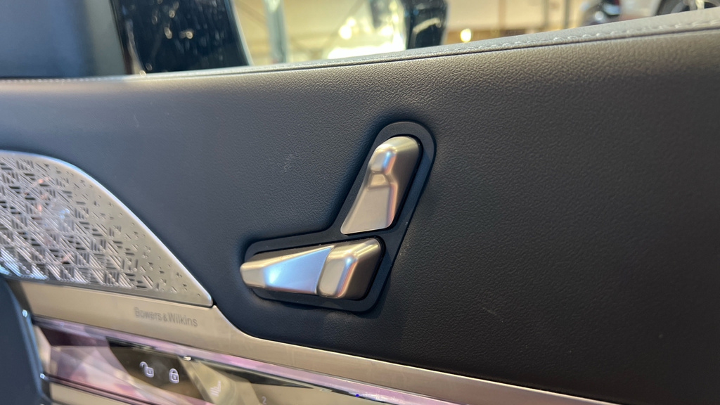 BMW i7 Excellence Black #28