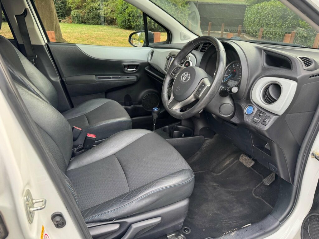 Toyota Yaris Hatchback White #15