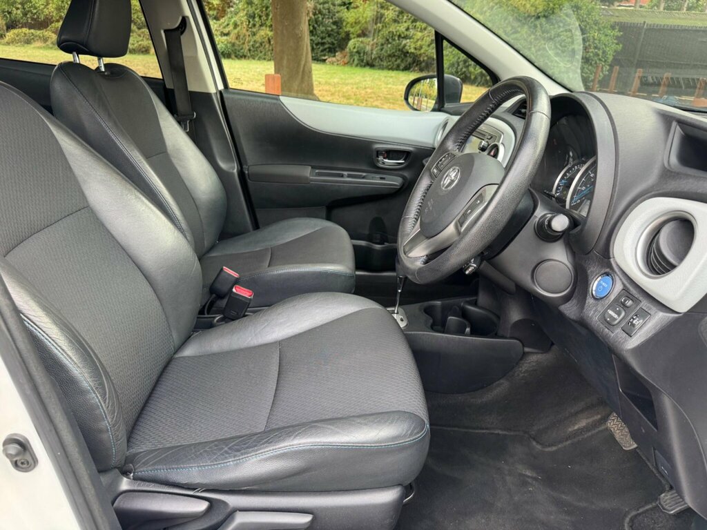 Toyota Yaris Hatchback White #14