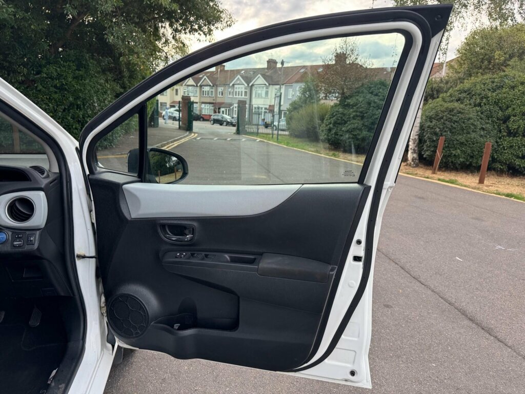 Toyota Yaris Hatchback White #30