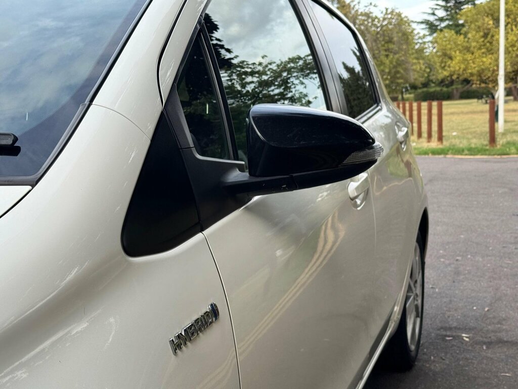 Toyota Yaris Hatchback White #40