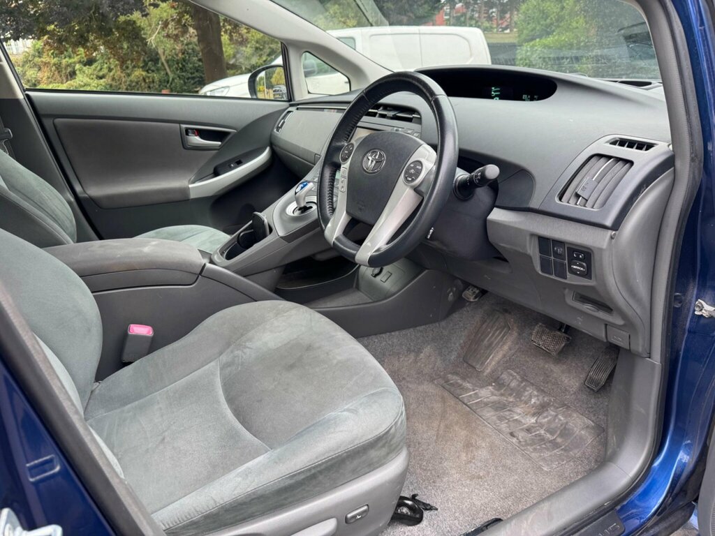 Toyota Prius Saloon Silver #15