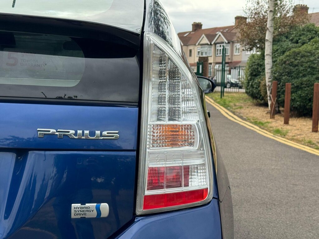 Toyota Prius Saloon Silver #8