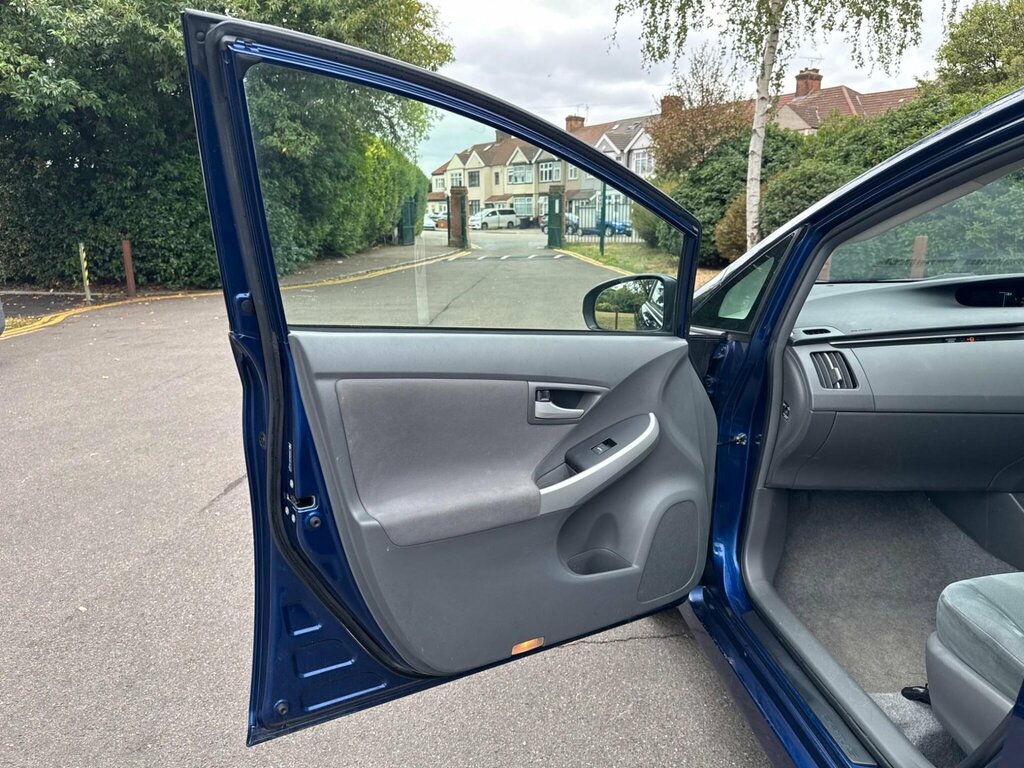 Toyota Prius Saloon Silver #28
