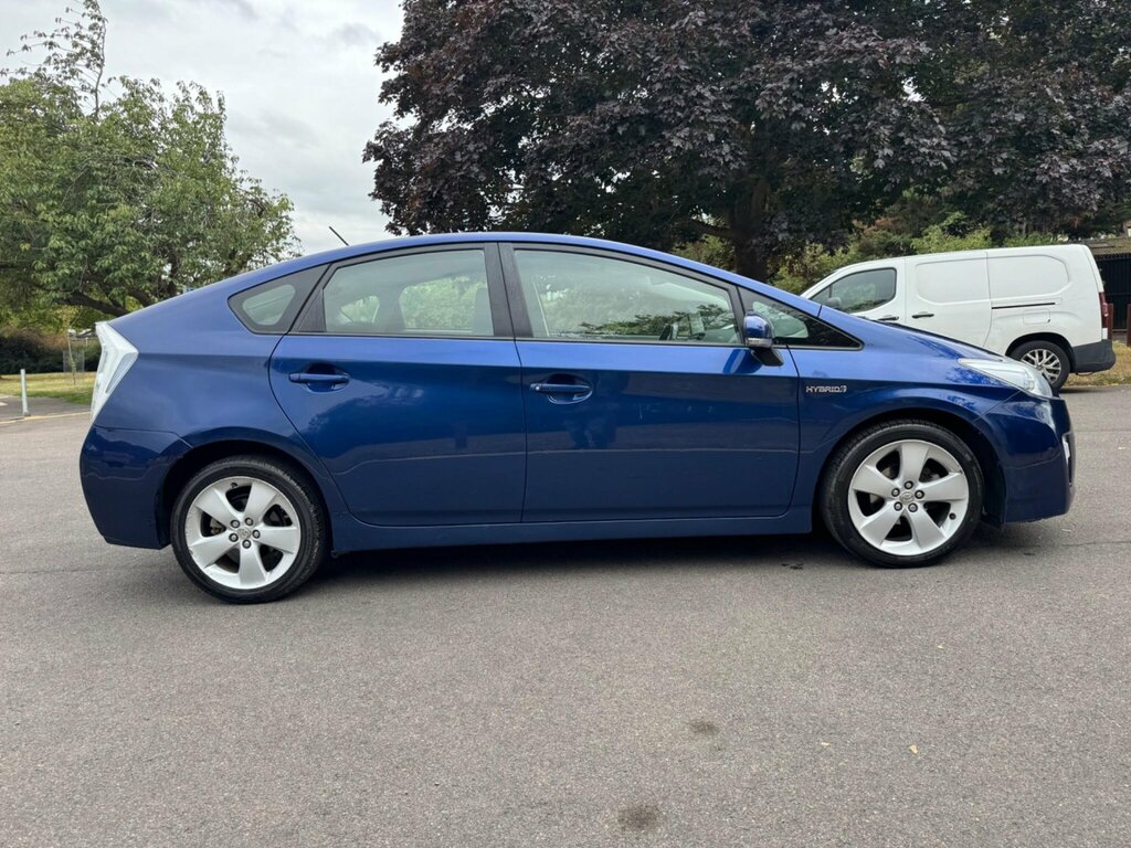 Toyota Prius Saloon Silver #10
