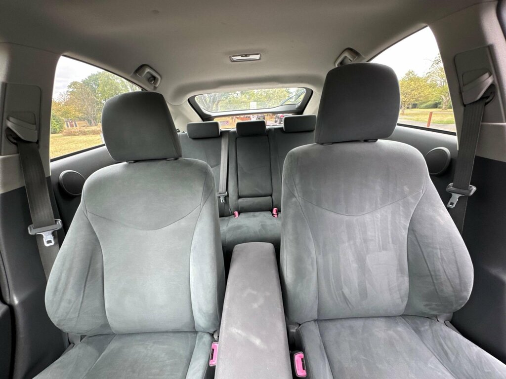 Toyota Prius Saloon Silver #16