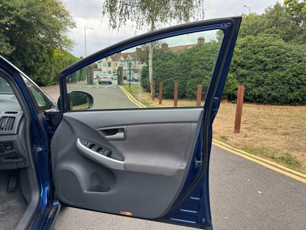 Toyota Prius Saloon Silver #32