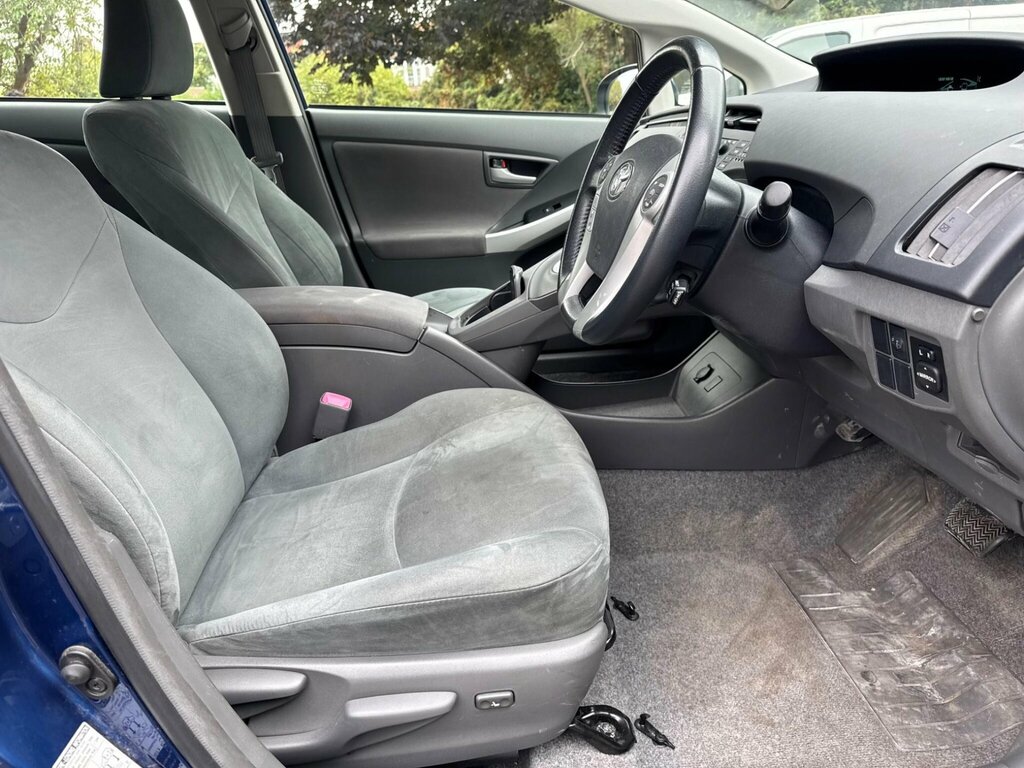 Toyota Prius Saloon Silver #14