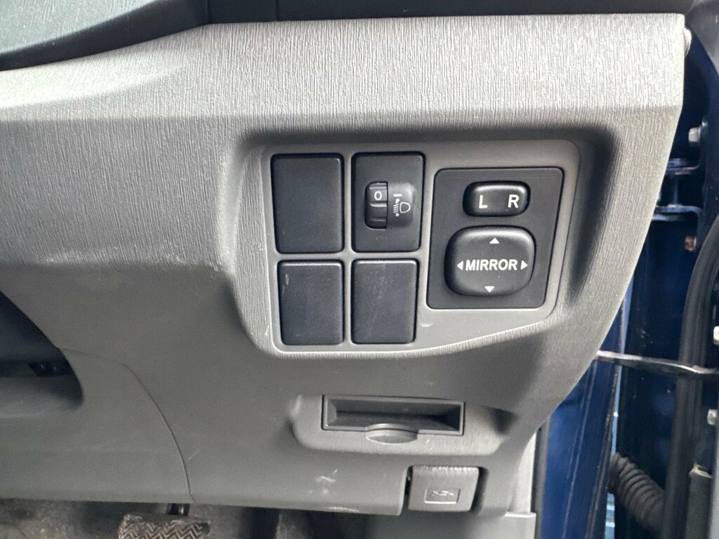Toyota Prius Saloon Silver #25
