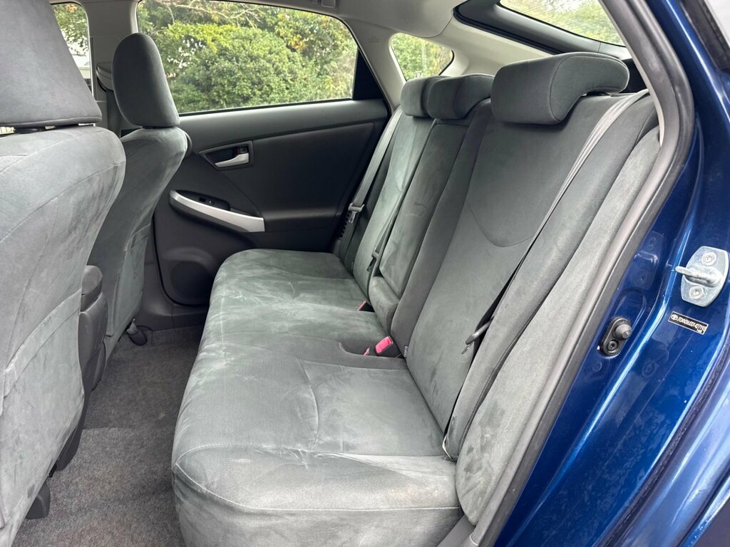 Toyota Prius Saloon Silver #17