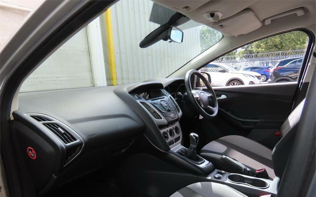 Ford Focus Hatchback 1.6 Zetec Euro 5 201313 SM13HXY Silver #2