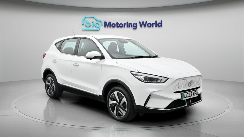 MG ZS Se Long Range White
