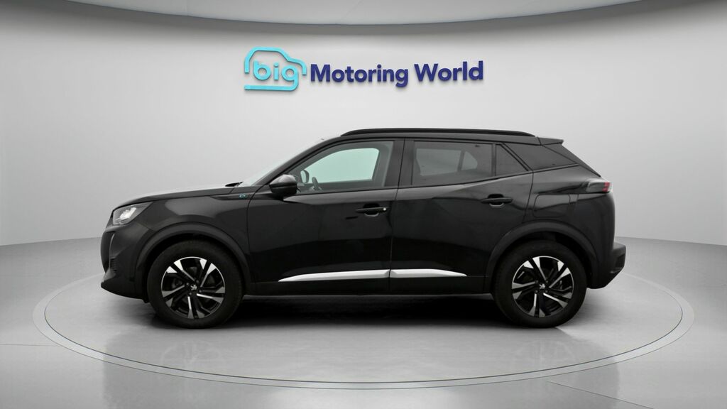Peugeot e-2008 Allure Premium Black #4