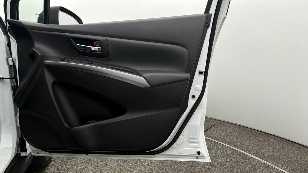 Suzuki S Cross Ultra White #6
