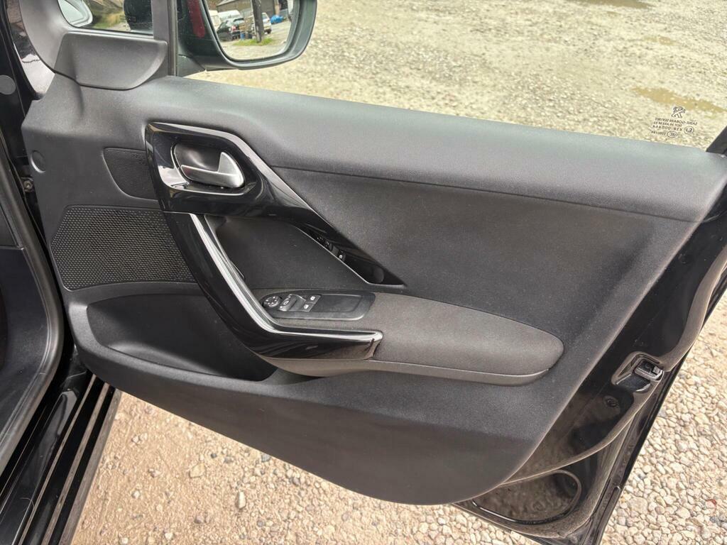 Peugeot 208 Hatchback 1.2 Puretech Allure 2016 Red #16