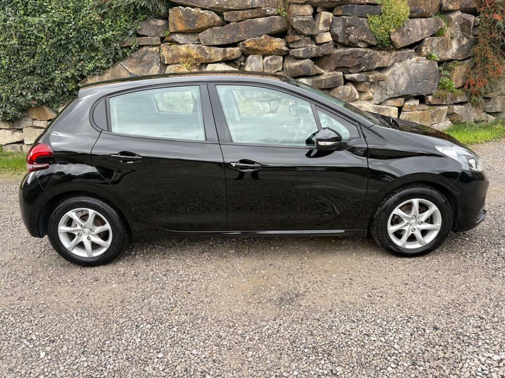 Peugeot 208 Hatchback 1.2 Puretech Allure 2016 Red #2