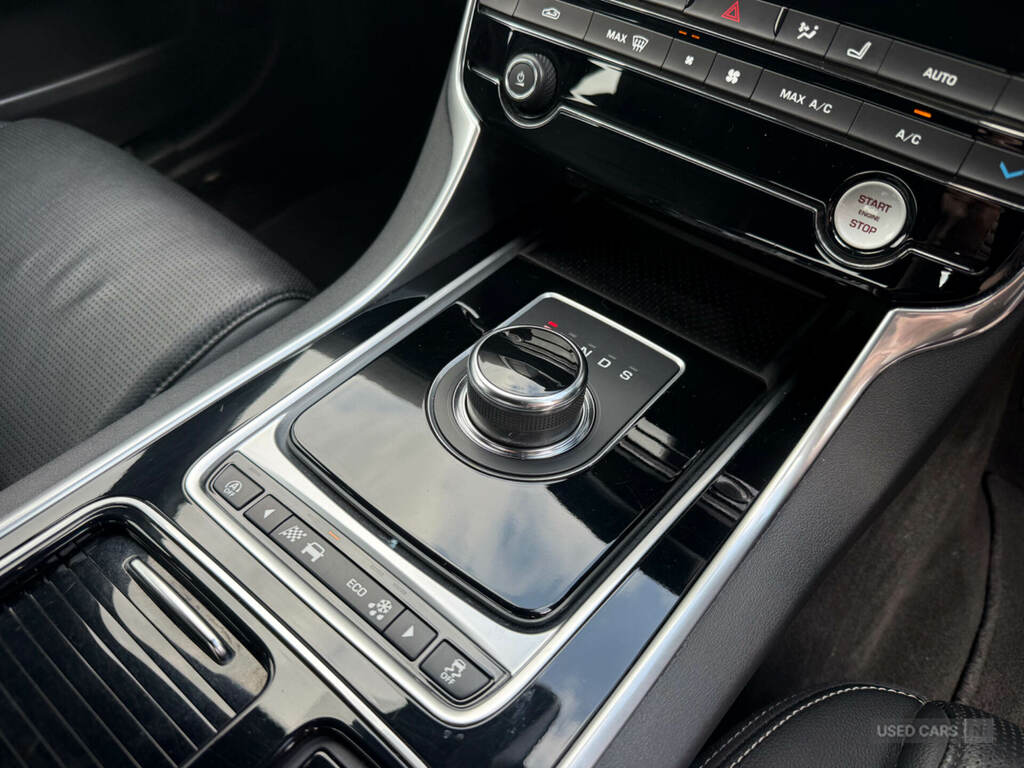 Jaguar XE 2.0D 180 R-sport Black #14