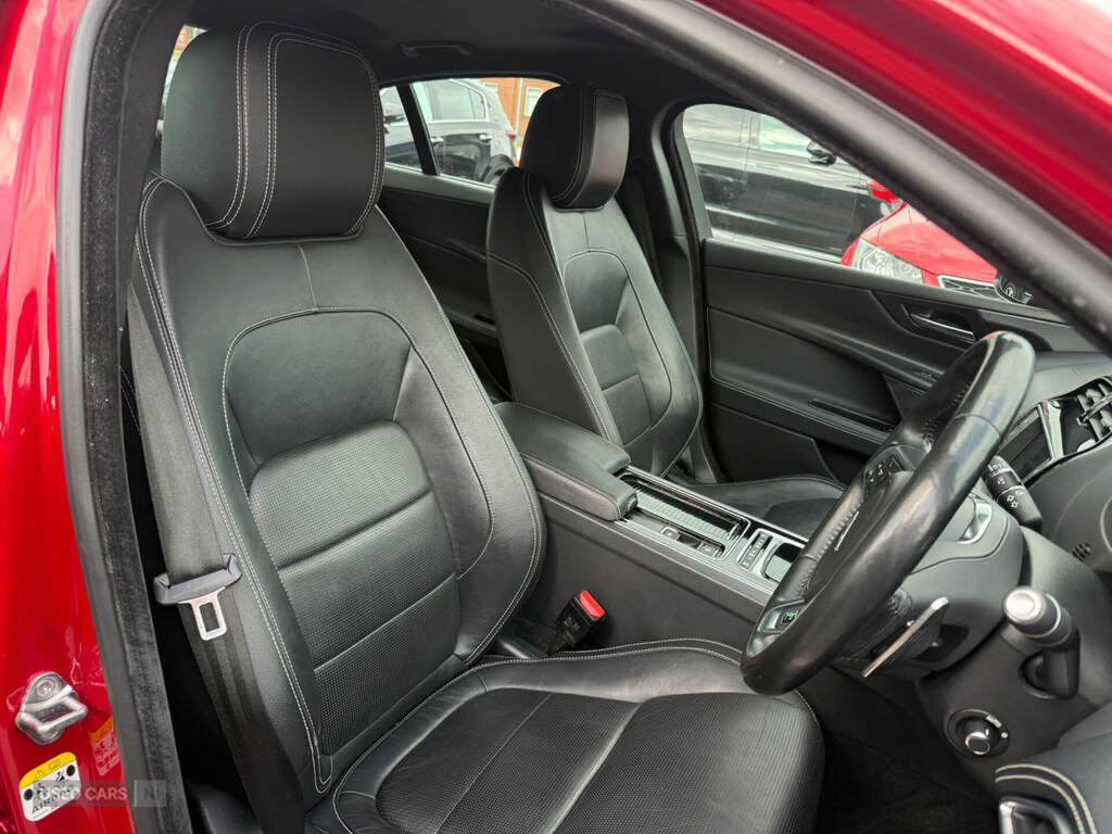 Jaguar XE 2.0D 180 R-sport Black #11