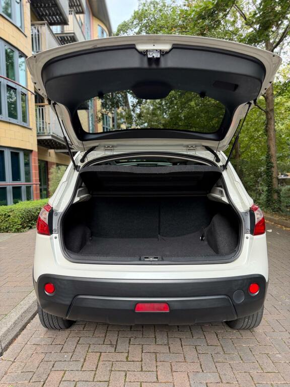 Nissan Qashqai Hatchback White #31