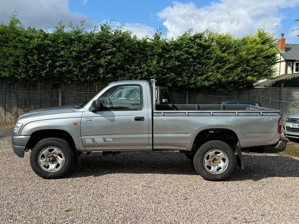 Toyota HILUX 2.5 250 Ex Silver #4