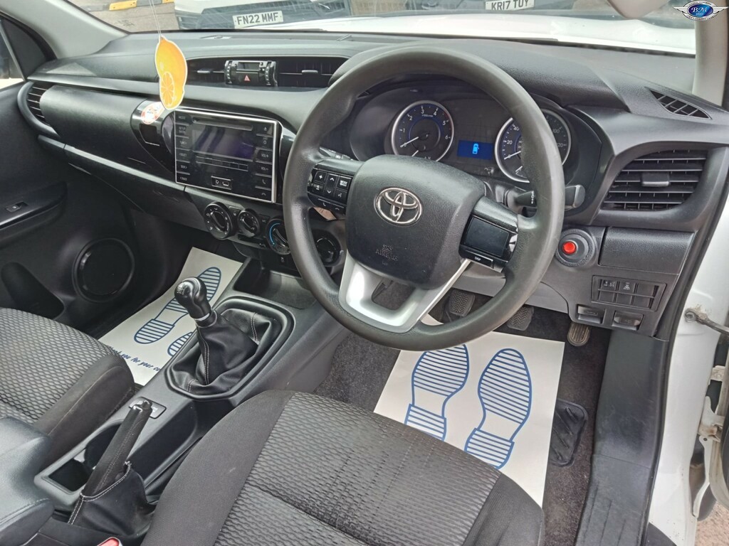 Toyota HILUX 2.4 D-4d Active 2017 White #2