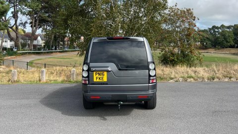 Land Rover Discovery Se Tech White #4
