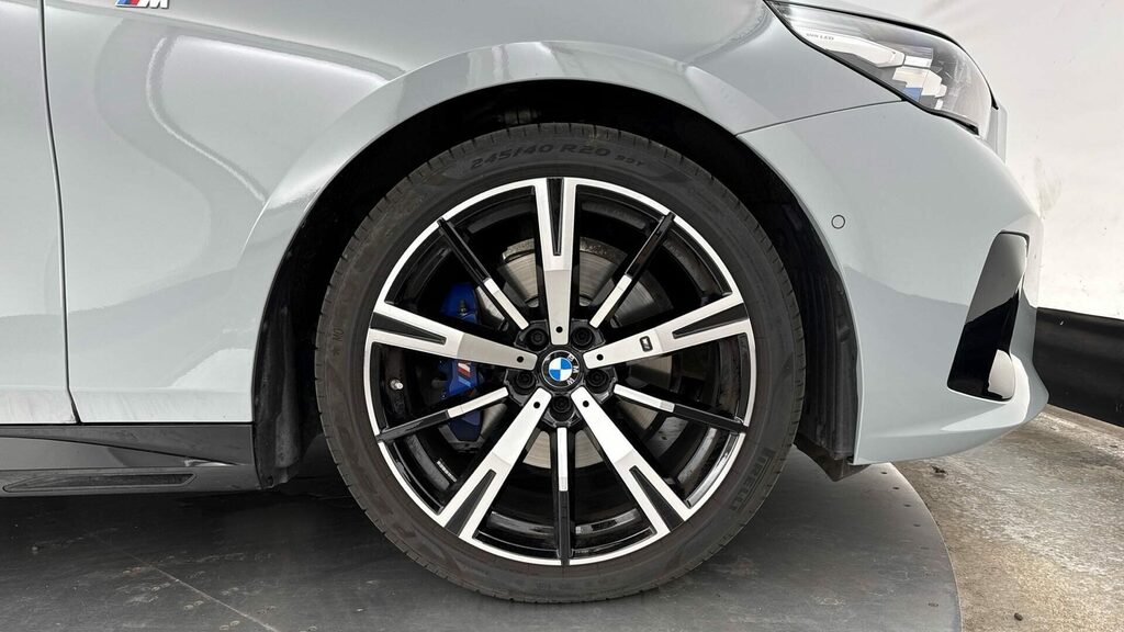 BMW 5 Series Saloon YH75UKP Grey #6