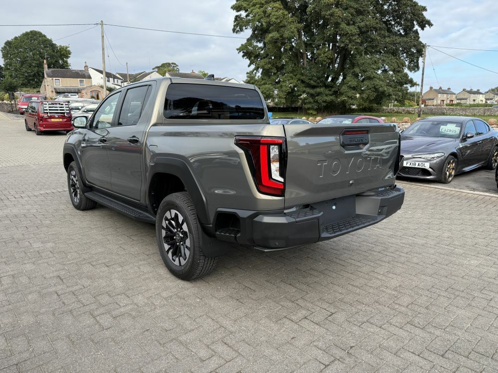 Toyota HILUX 2.8 D-4d-h Invincible Awd Brown #4