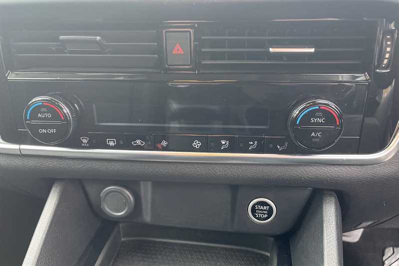 Nissan Qashqai 1.3 Dig-t Mh 158 Acenta Premium Xtronic Silver