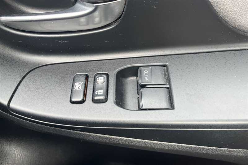 Toyota Yaris Icon Tech Red #18