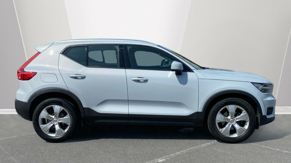 Volvo XC40 Momentum Silver #3