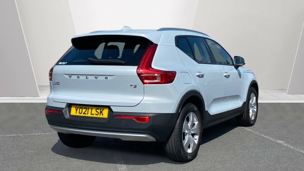 Volvo XC40 Momentum Silver #2